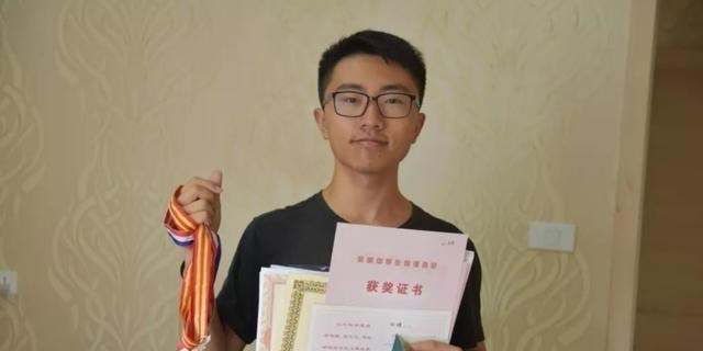 山西三名学生被清华提前录取, 竟都出自同一所学校, 快来沾沾喜气