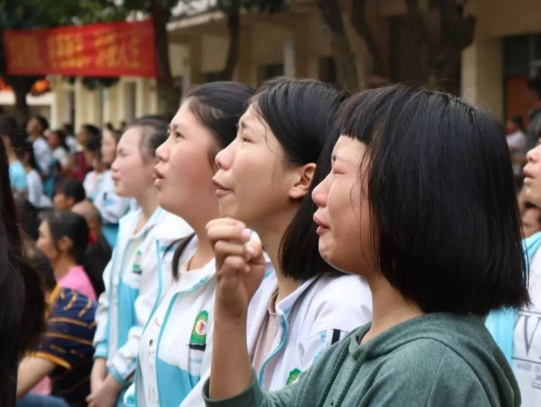 初二现象频繁出现，家长再忙也要陪学生一起度过，错过悔不当初