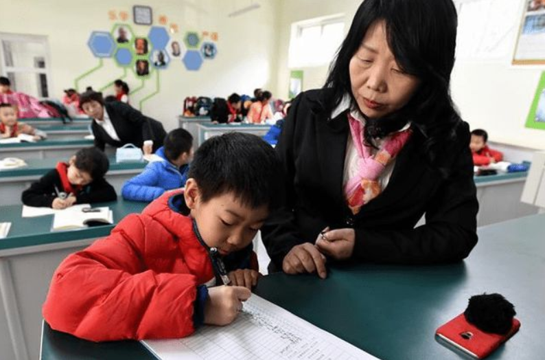 中小学生迎来新变化，从9月1日起全面落实，老师听后喜忧参半