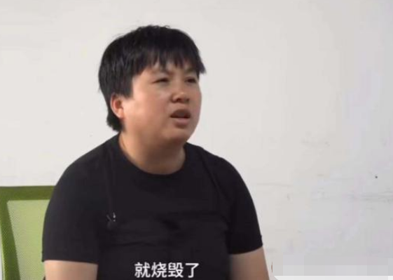 “读书费钱”狠心父烧女录取通知书 女子被大学录取却三次无缘!