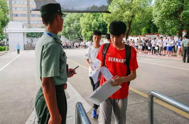 学生报考军校，却因父亲犯过错而遭提前批退档，父亲悔不当初