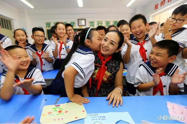 小学生满分《诗歌》火了, 老师直竖大拇指, 网友却表示太普通?