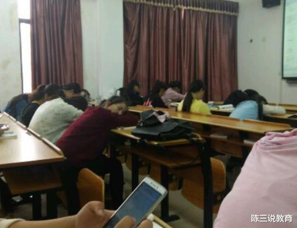 大学课堂睡倒一片, 老师却从容讲课, 是学生放肆还是老师不负责?