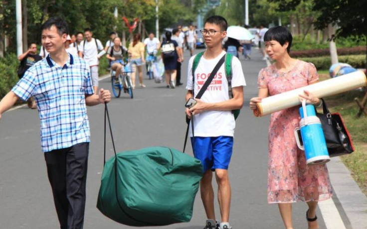 大学新生报到, 女生为博眼球打扮成“洛丽塔”, 反而留下不良印象