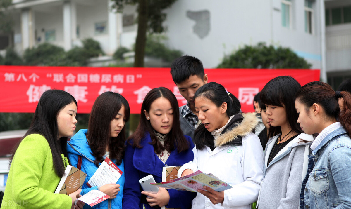 清华本科录取通知书已发出，学霸们首选的高校，网友评论充满质疑