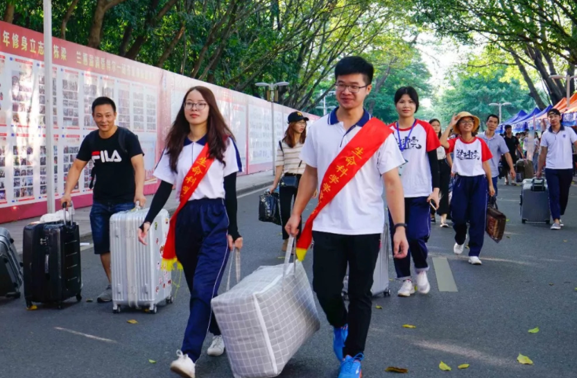 大学新生开学, 家长是否有必要全程陪同, 听听过来人怎么说