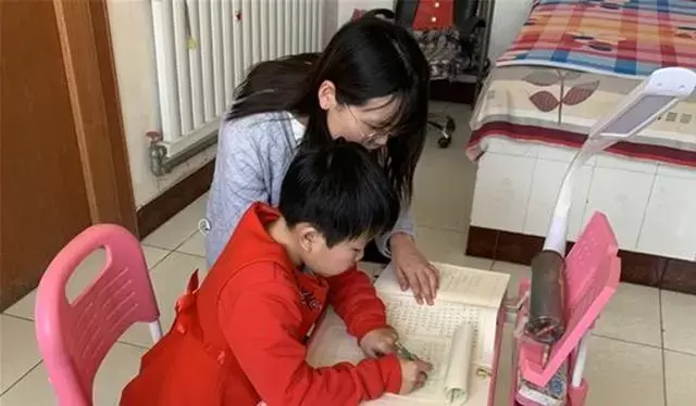 妈怒撕数学试卷让儿子重写, 孩子哭着质问: 我什么都没做那你呢