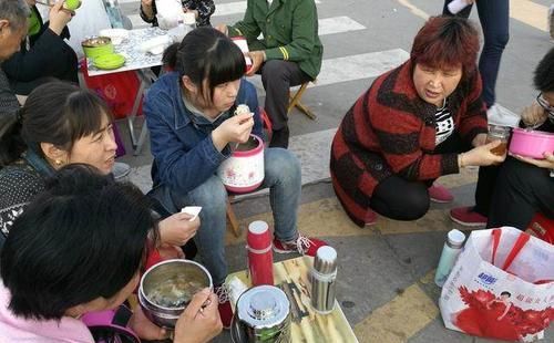 中国高考父母图鉴：在你看不到的角落里,父母比你更努力,更累