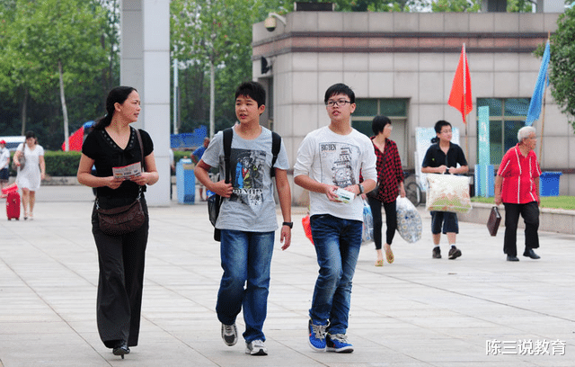 聪明的大一新生都喜欢提前报到, 学长说出实情, 去晚不要后悔!