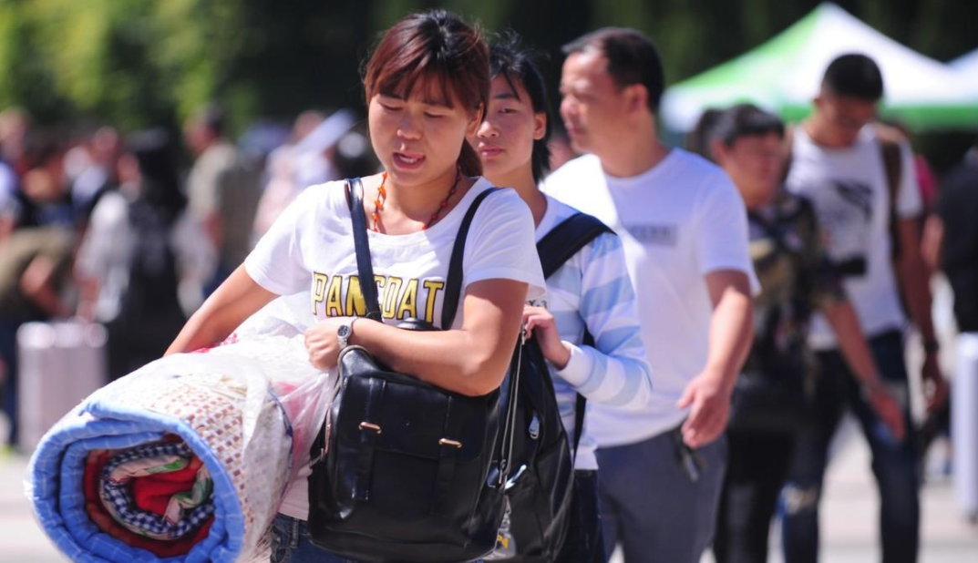 大一新生开学住宿舍, 这“3样”东西需要提前备好, 学长深有体会