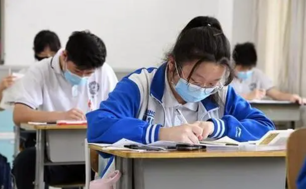 初中生再次迎来好消息, 中考或将被取缔, 学生得知喜不自禁