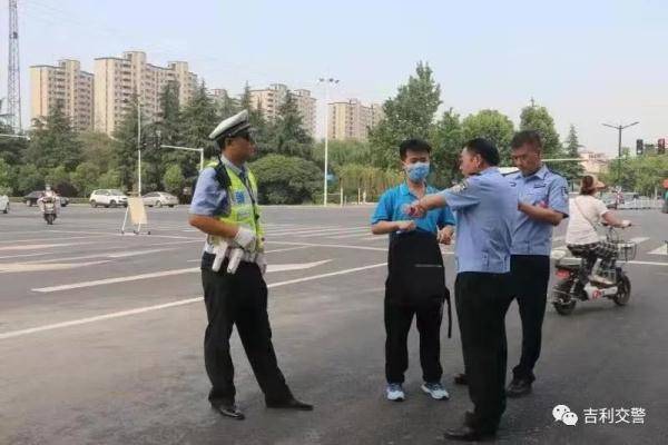 考上大学，他却第一时间携父亲跑到交警队......