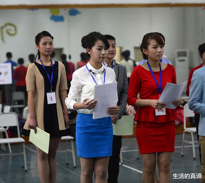 上过大学的女生和没上过大学的女生, 差距有很大不同, 藏是藏不住的。