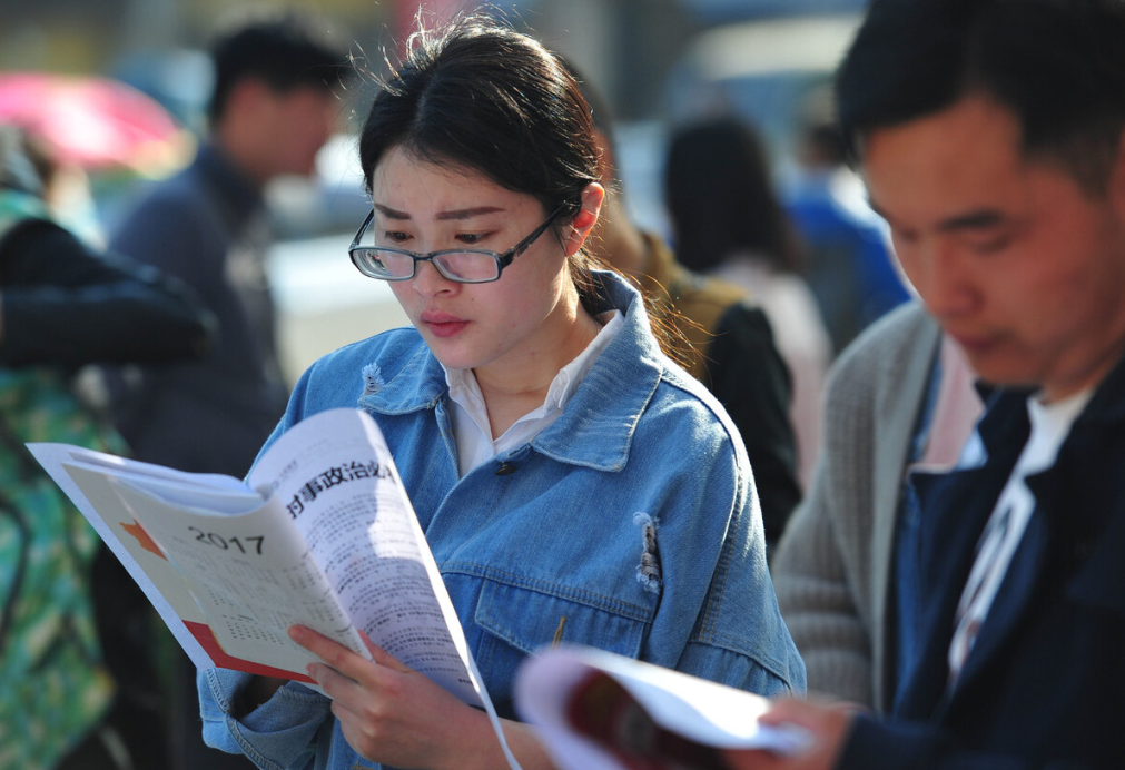 大学毕业后想考公务员, 填报志愿要选这4个专业, 上岸机会大