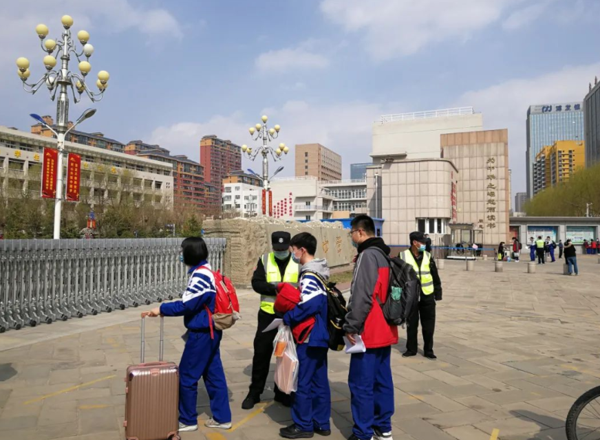 多地已发布新消息, 秋季学期开学时间或将推迟, 学生却开心不起来