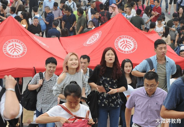 大学中有一种风景叫“晒被子”, 学生脑洞大开, 雕像: 不要过来啊