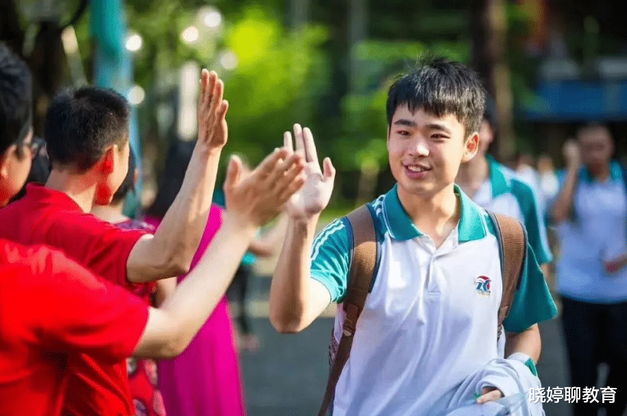 儿子被本科大学录取, 父亲却命令孩子复读, 看到学校名字后明白了