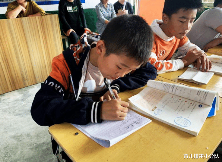 娃做错数学题, 爸爸看试卷后大怒, 冲到学校怼老师: 教学水平太差