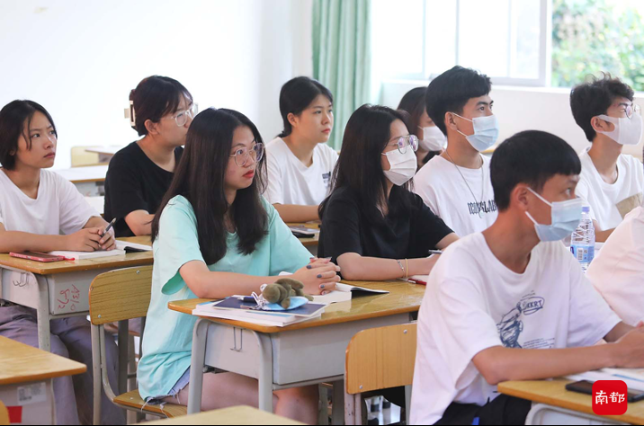 这间高职开学了, 新来的同学是谁? 呀, 校长!