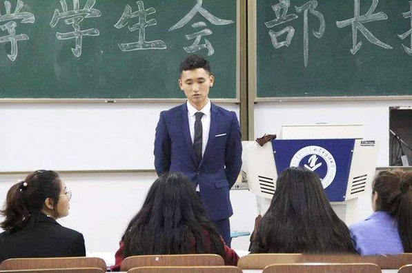 比土味视频还尴尬, 大学生干部“嚣张查寝”引发热议, 校方已出手