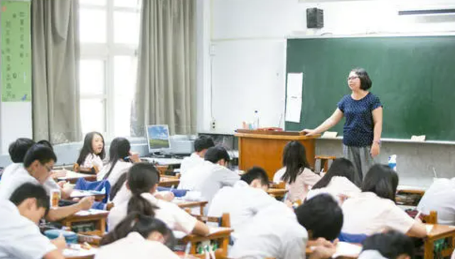 中医老师课堂上给女同学“把脉”, 笑容逐渐消失, 学生心中忐忑