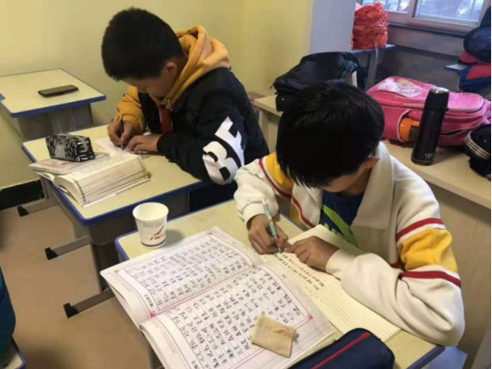 小学生奇葩字体引争议, 老师直呼不可取, 习得一手好字很重要