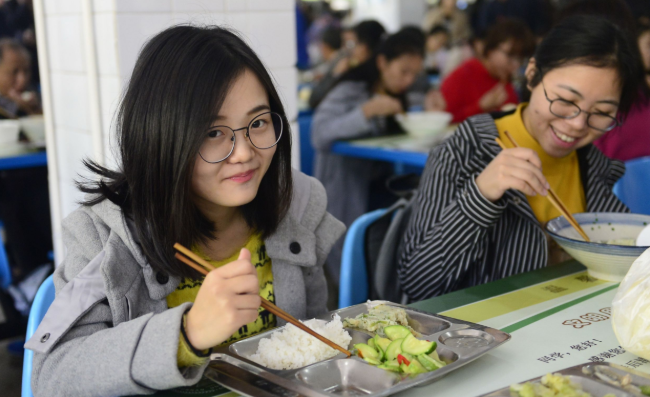 高校食堂出现“天价米线”, 一碗米线29998元, 贫穷限制了想象