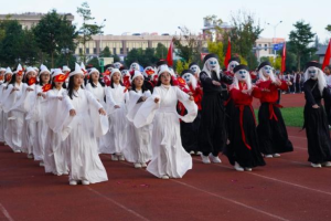 辽宁一高中运动会开幕式走红，看到学生穿婚纱表演，家长不淡定了