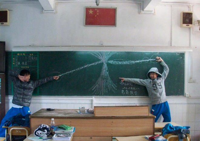 作业变少后, 中学生与黑板神奇“合体”, 创意画面逗乐网友