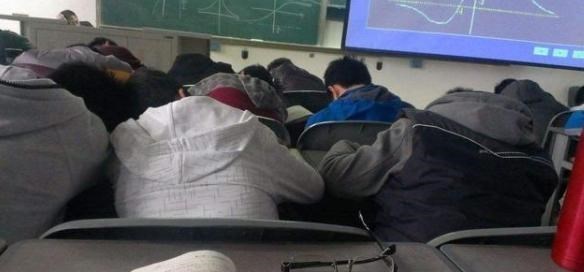 大学生睡倒一片, 老师故作淡定, 是学生任性还是老师佛系?