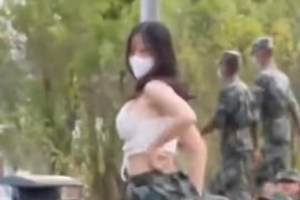 贵州某高校学姐军训场穿着“清凉”惹争议, 学姐: 我有穿衣自由