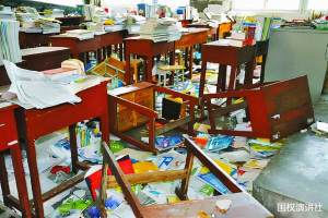 台湾女教师怒掀6张课桌, 如果是从前, 学生先集体向老师请罪