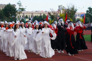 辽宁高中运动会开幕式惹争议, 学生穿婚纱表演, 家长看后不淡定了