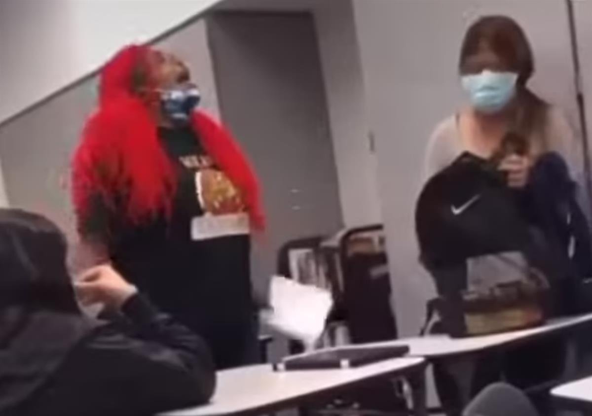 美国一中学教师摘下口罩, 故意冲学生哈气, 还大喊“我不在乎”