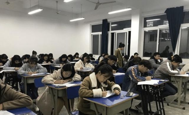 高考成绩中等的学生,建议考虑这三所大学,未来的就业前景很好