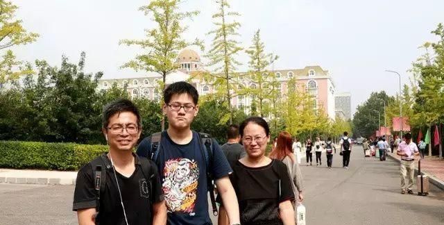 大学新生行李里装了什么?学长老腰承受不住,没对比没有伤害