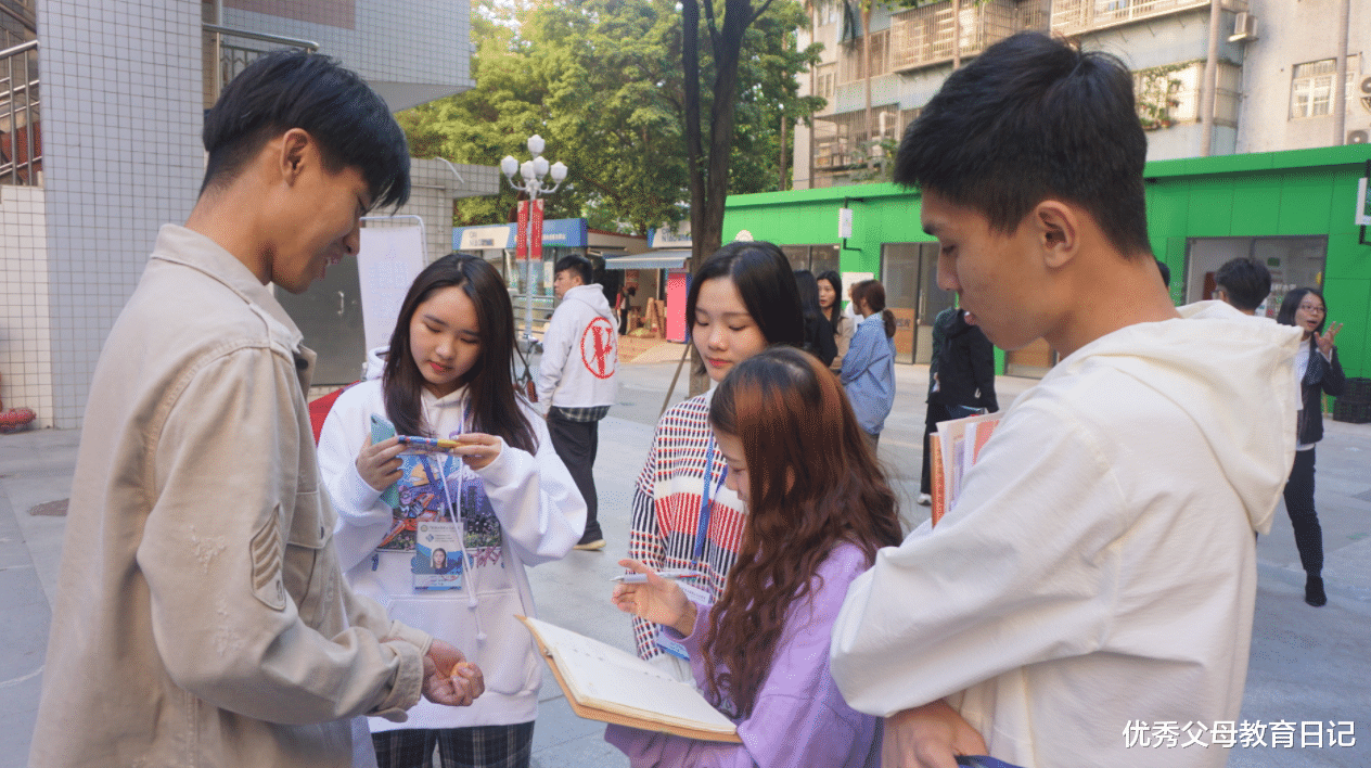 清华录取通知书和一个亿选哪个? 街头采访大学生, 答案出奇的一致