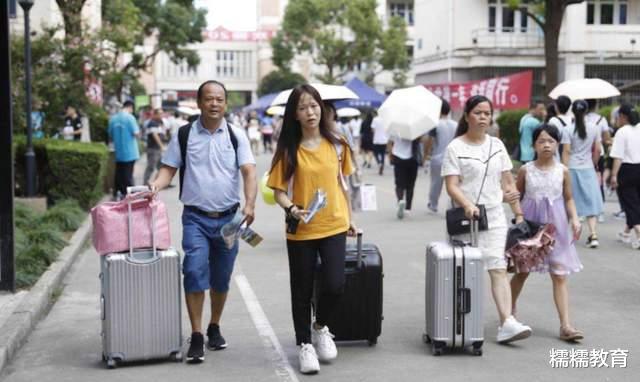 女大学生请求家长生活费按年发, 却遭到拒绝, 家长诉苦: 不是吝啬