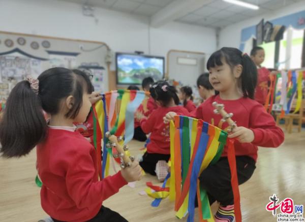 乐山洙幼教育集团斑竹印象园区在艺术教学中感知美、表达美