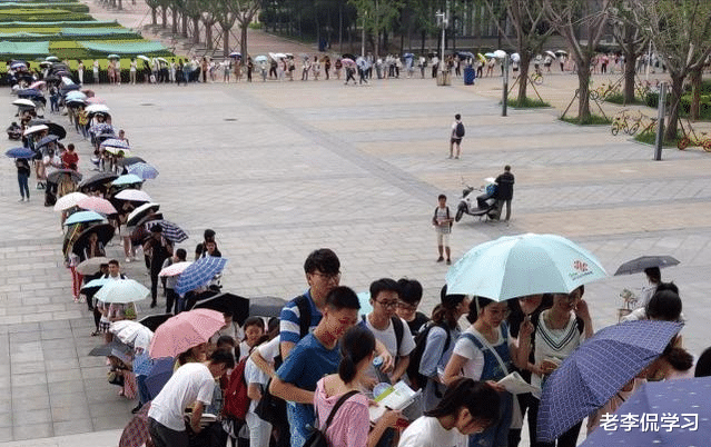 河南一高校火了, 学生早起排百米长队进图书馆, 反映了哪些问题