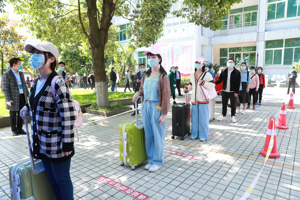 大学封校后食堂公然售卖“出入卡”, 校方视而不见, 学生心态炸了