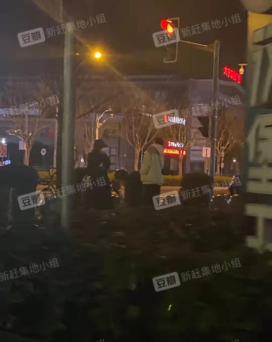 网友遇姚景元与女生深夜看电影, 恋情曝光了吗? 女友为素人有男友