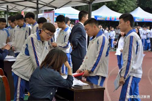 校园内, 一群学生执械围殴! 家长质疑, 校长的回应让人心寒