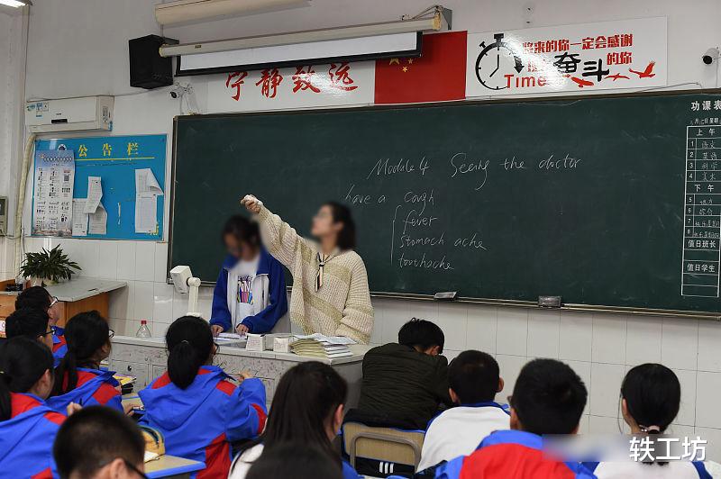 女教师屡遭学生挑衅, 是“忍声吐气”, 还是“强烈回击”?