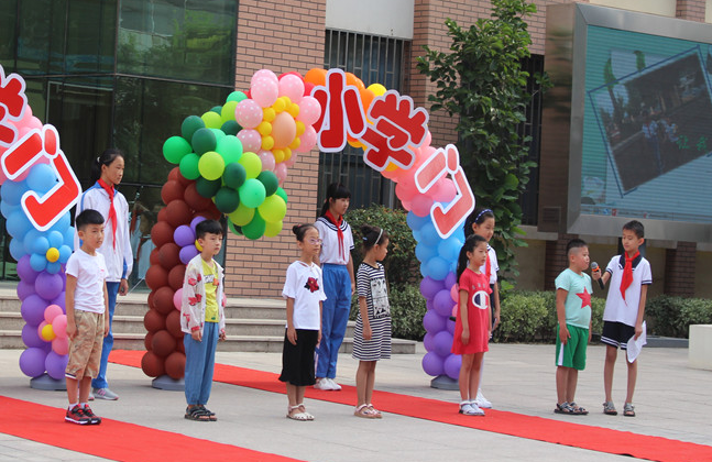 小学新生因想妈妈哭闹, 老师“教科书式”安抚, 得到家长高赞