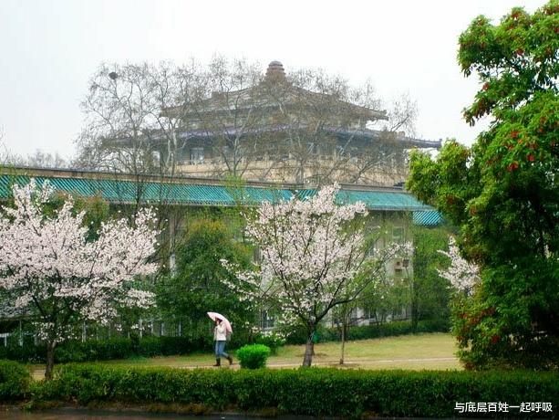 武大趴在窗户上的学生, 他们是看教室里听课的女生