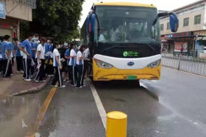 深圳龙岗推出校园定制公交计划 解决寄宿制高中上下学难问题
