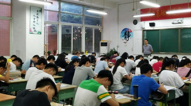 河北一高校曝出丑闻, 醉酒男教师闯女寝打人, 学生: 不是第一次了