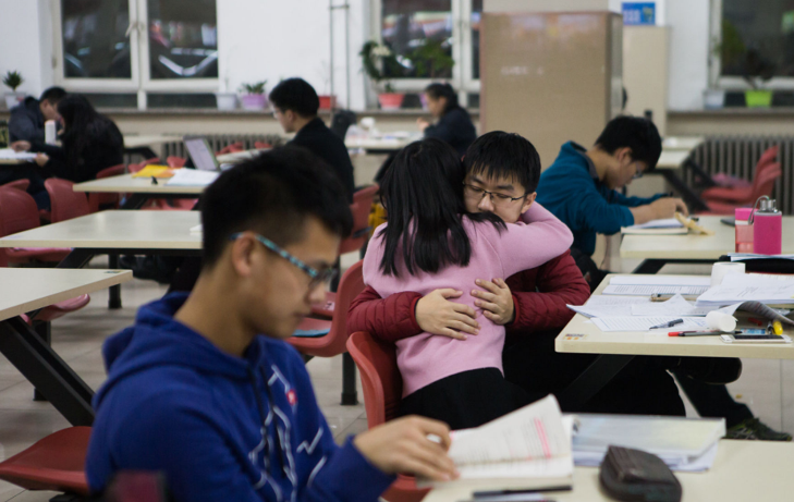 年轻女教师课间忘关投影, 搜索内容被学生发现, 大学生们瞬间脸红