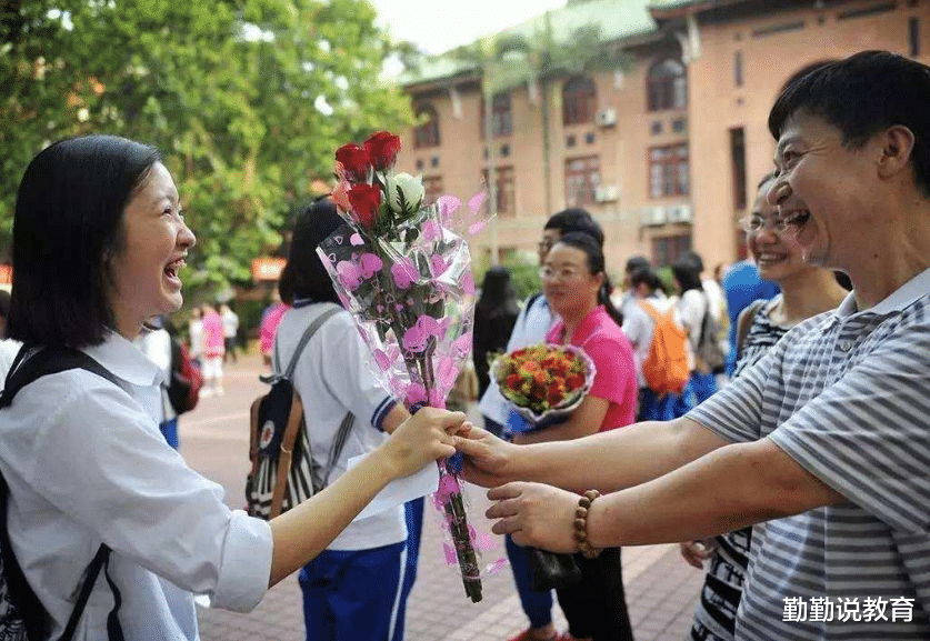 她和高考总分相差50分, 却被清北拒绝来到港大, 现在怎么样了?